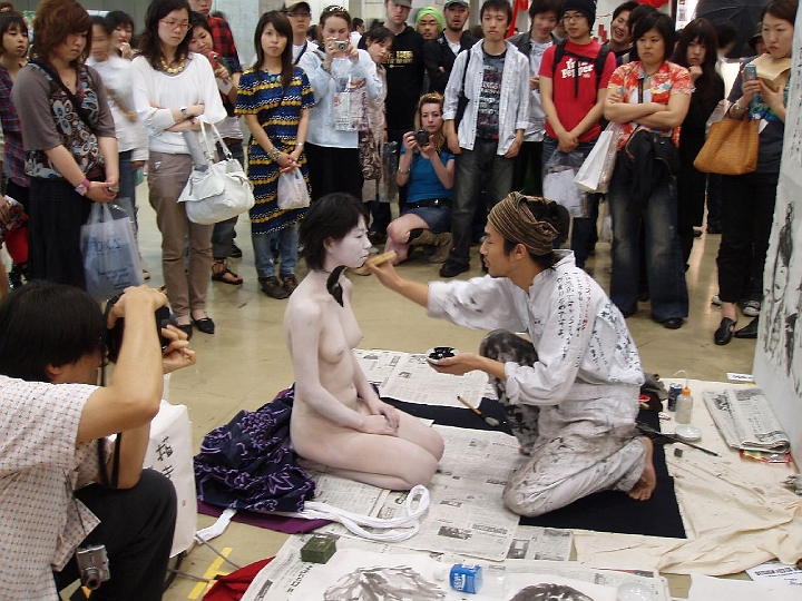 Nude body painters in action 16