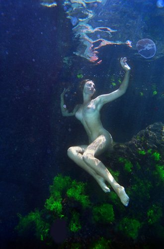 nude under water in colour 117