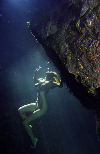 nude under water in colour 186