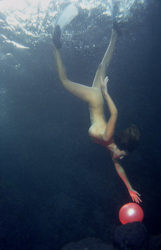 nude under water in colour 67
