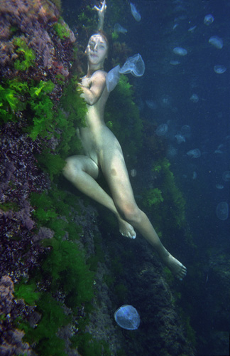nude under water in colour 72