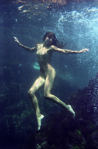 nude under water in colour 73