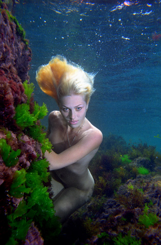 nude under water in colour 78