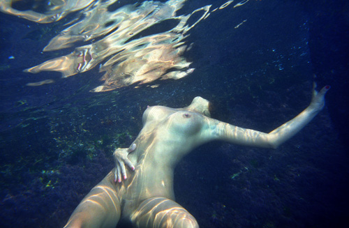 nude under water in colour 84
