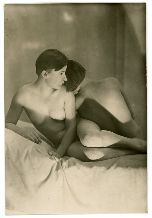 https://www.nudismlife.com/galleries/nude_nudists_vintage/nude_vintage/krullb.jpg