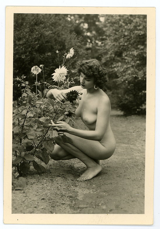 https://www.nudismlife.com/galleries/nude_nudists_vintage/nude_vintage/samegirlfl.jpg