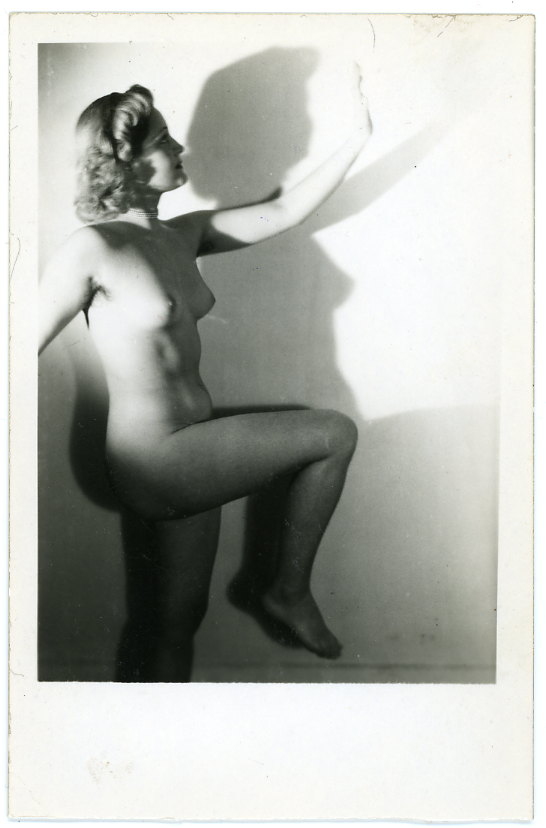 https://www.nudismlife.com/galleries/nude_nudists_vintage/nude_vintage/scha.jpg
