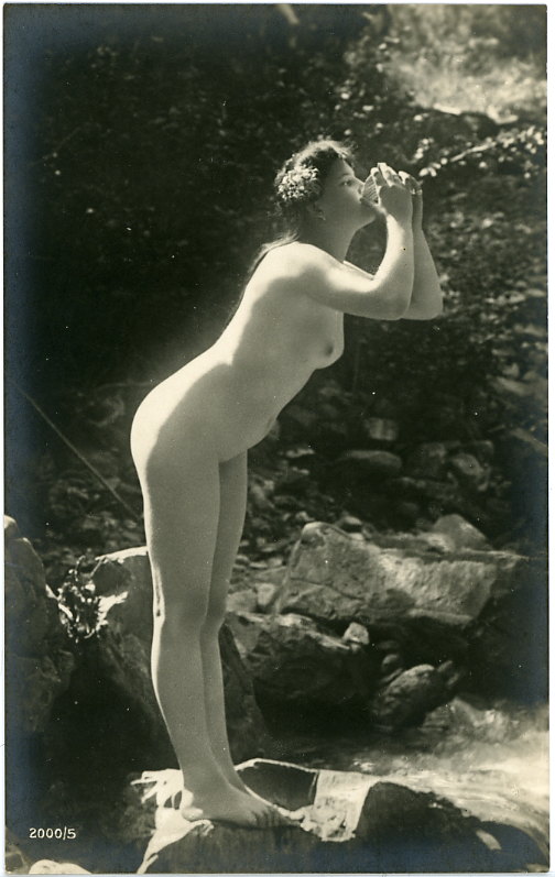 https://www.nudismlife.com/galleries/nude_nudists_vintage/nude_vintage/sunlight.jpg