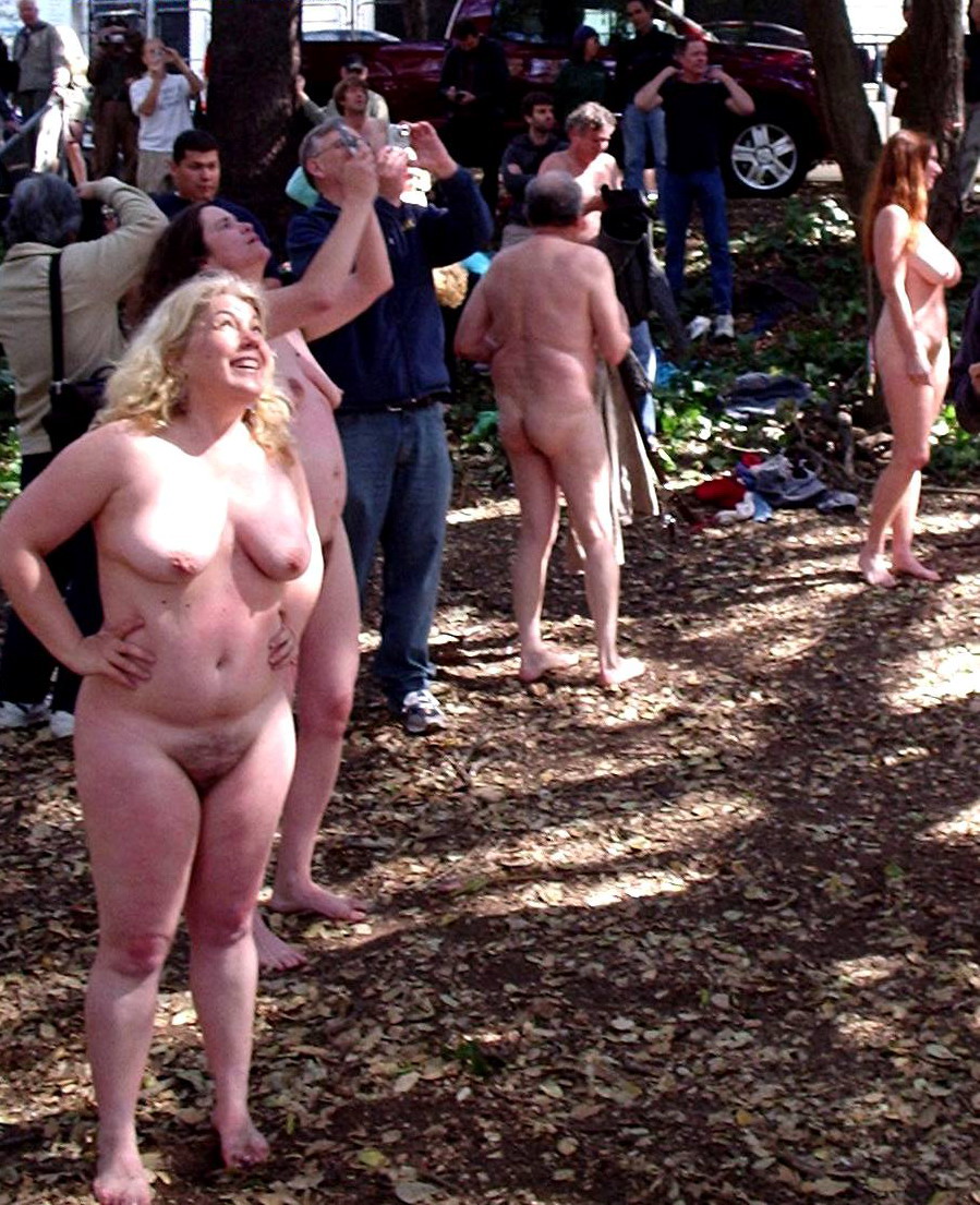 https://www.nudismlife.com/galleries/nude_protest/berkeley_nude_protest_2007/berkeley_nude_protest_2007_25.jpg