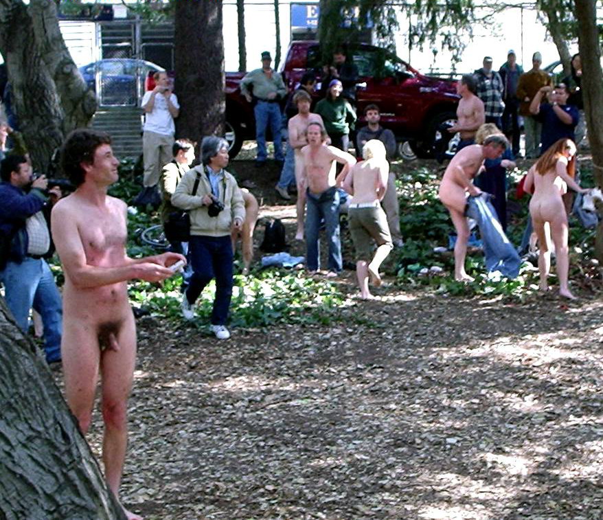 https://www.nudismlife.com/galleries/nude_protest/berkeley_nude_protest_2007/berkeley_nude_protest_2007_26.jpg