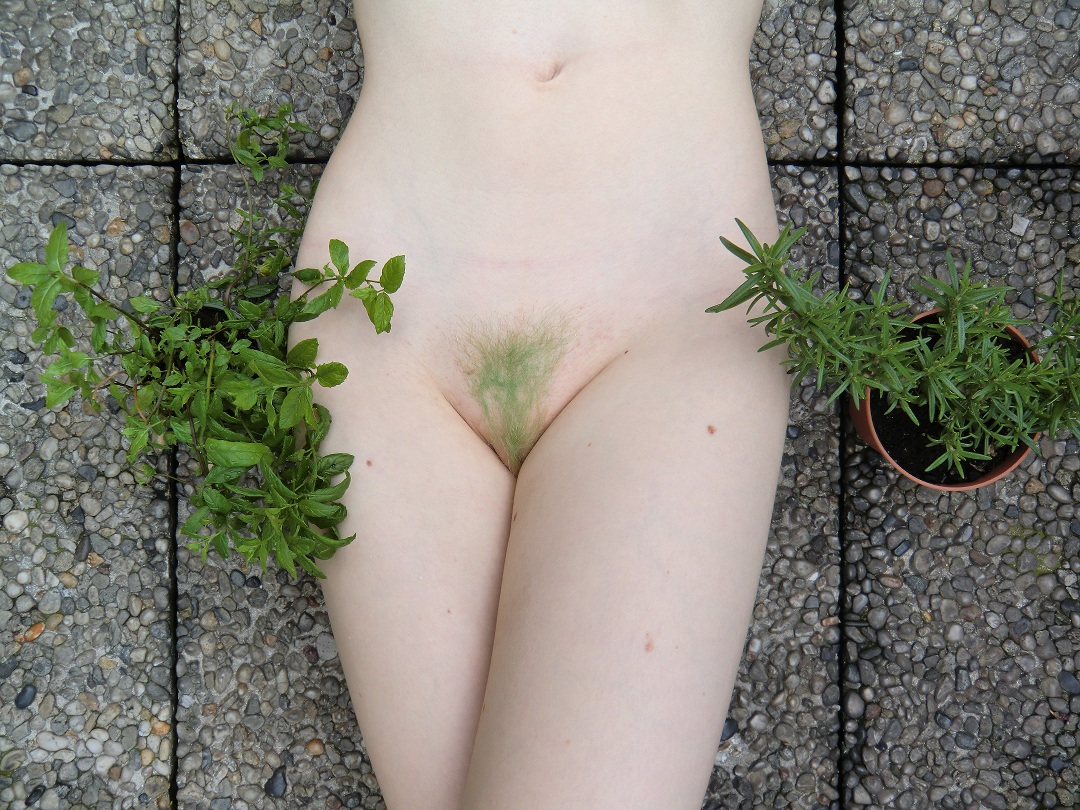 https://www.nudismlife.com/galleries/nudists_and_nude/nudist_cabana/nudist_cabana_179.jpg