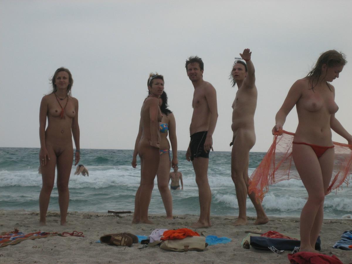 https://www.nudismlife.com/galleries/nudists_and_nude/nudists_group/nude_nudists_groups_30.jpg