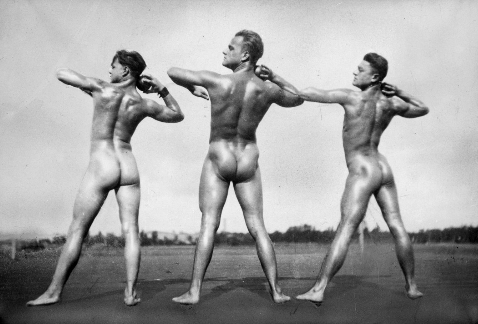 https://www.nudismlife.com/galleries/nudists_and_nude/nudists_group/old_nude_athlete.jpg