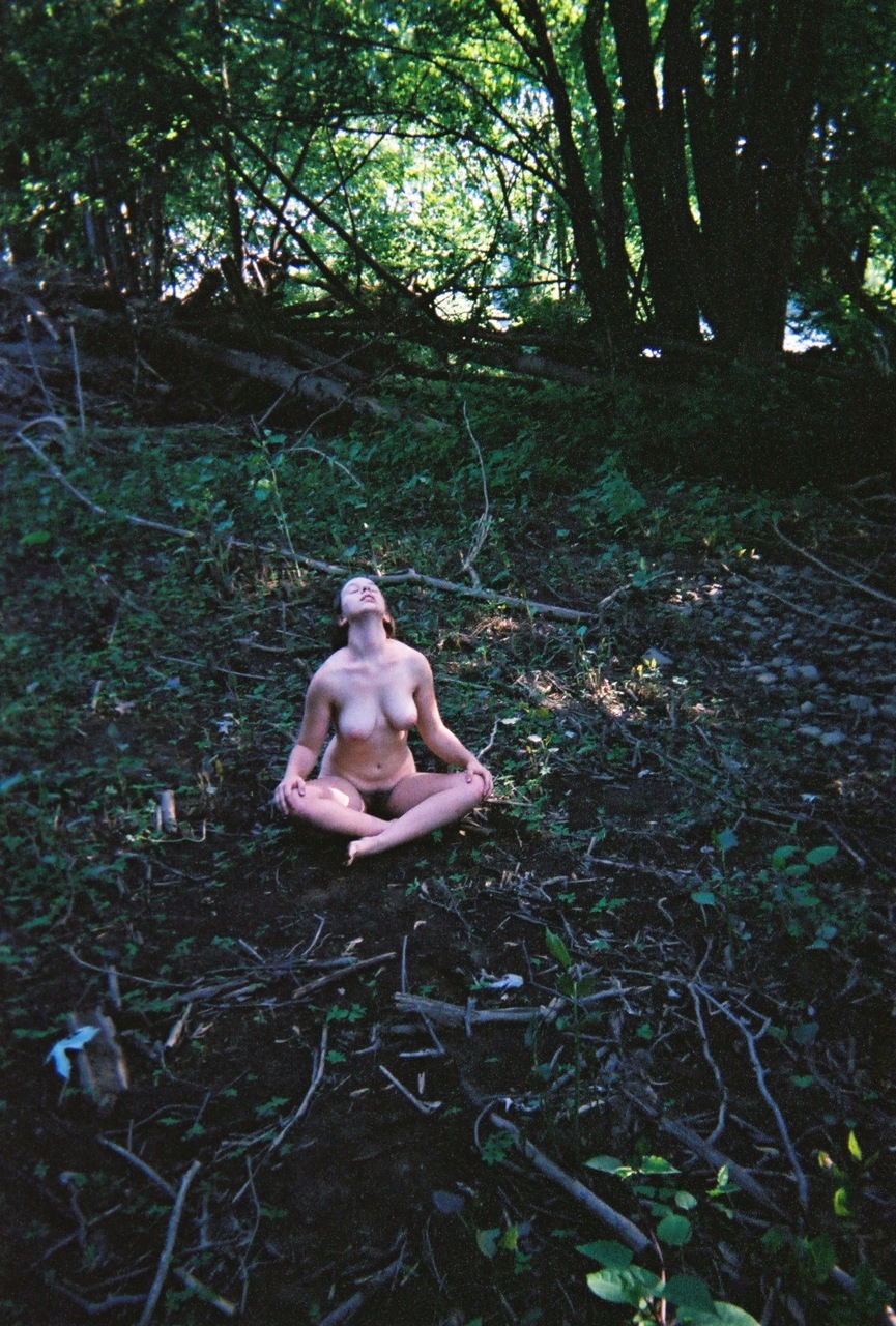 https://www.nudismlife.com/galleries/nudists_and_nude/nudists_various/Nudists_nude_naturists_tumblr_117.jpg