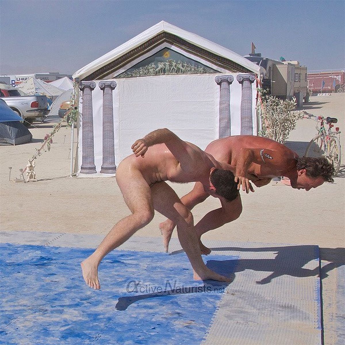 https://www.nudismlife.com/galleries/public_nudity/burning_man/active_naturists/active_naturists_009.jpg