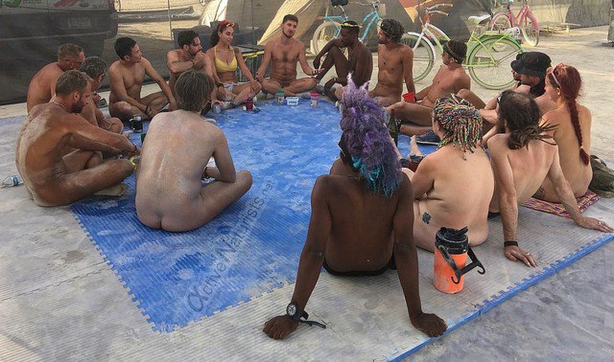 https://www.nudismlife.com/galleries/public_nudity/burning_man/active_naturists/active_naturists_021.jpg
