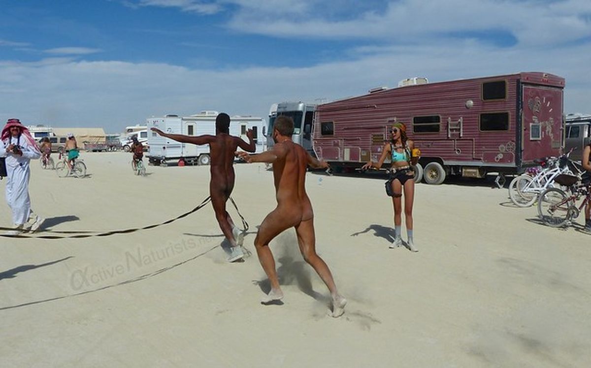 https://www.nudismlife.com/galleries/public_nudity/burning_man/active_naturists/active_naturists_030.jpg