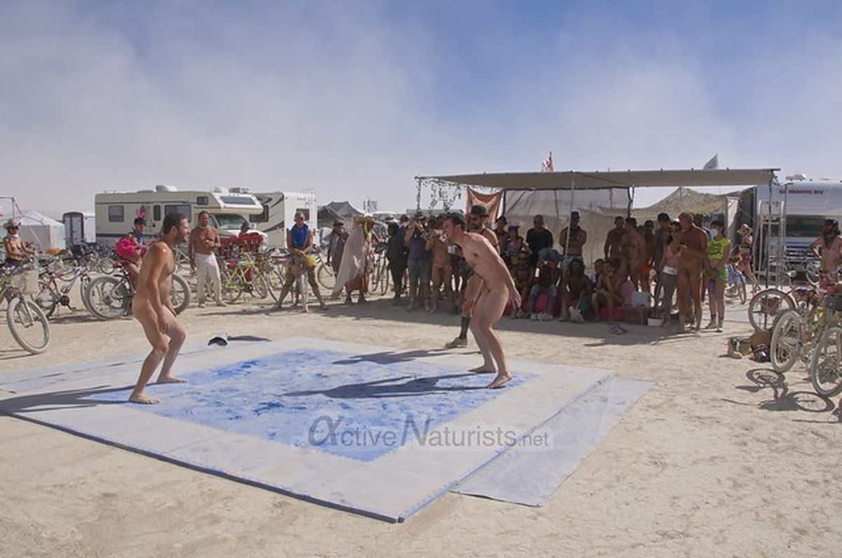 https://www.nudismlife.com/galleries/public_nudity/burning_man/active_naturists/active_naturists_046.jpg