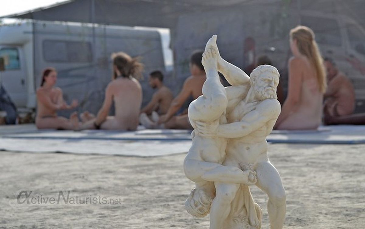 https://www.nudismlife.com/galleries/public_nudity/burning_man/active_naturists/active_naturists_047.jpg