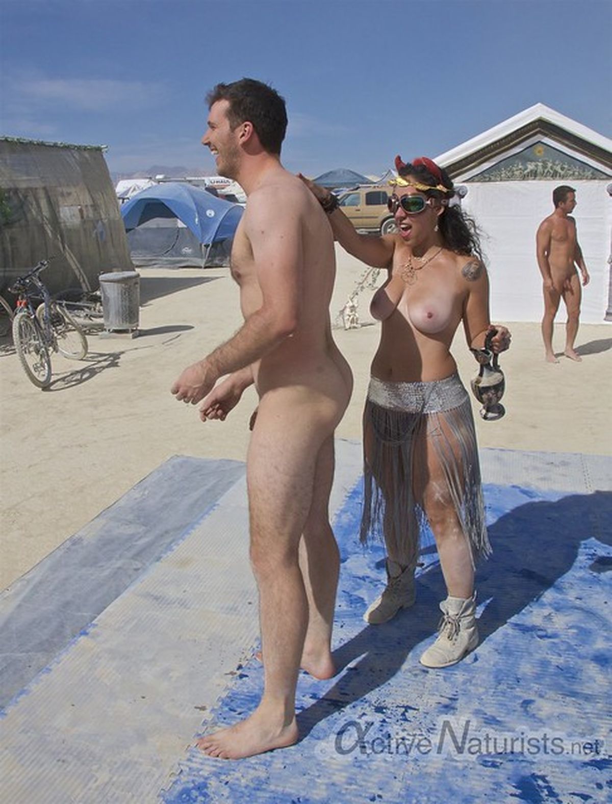 https://www.nudismlife.com/galleries/public_nudity/burning_man/active_naturists/active_naturists_048.jpg