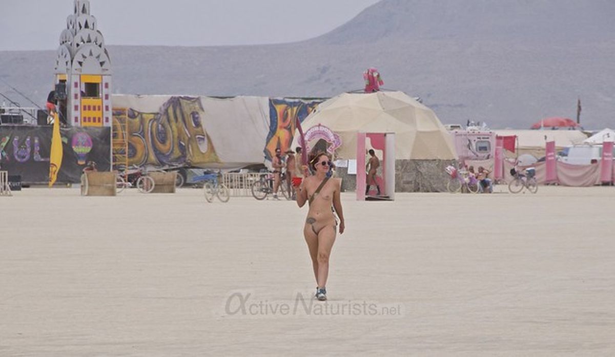 https://www.nudismlife.com/galleries/public_nudity/burning_man/active_naturists/active_naturists_056.jpg