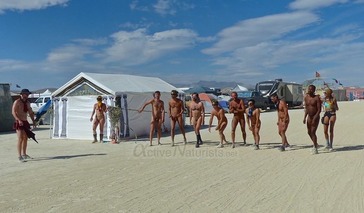 https://www.nudismlife.com/galleries/public_nudity/burning_man/active_naturists/active_naturists_058.jpg