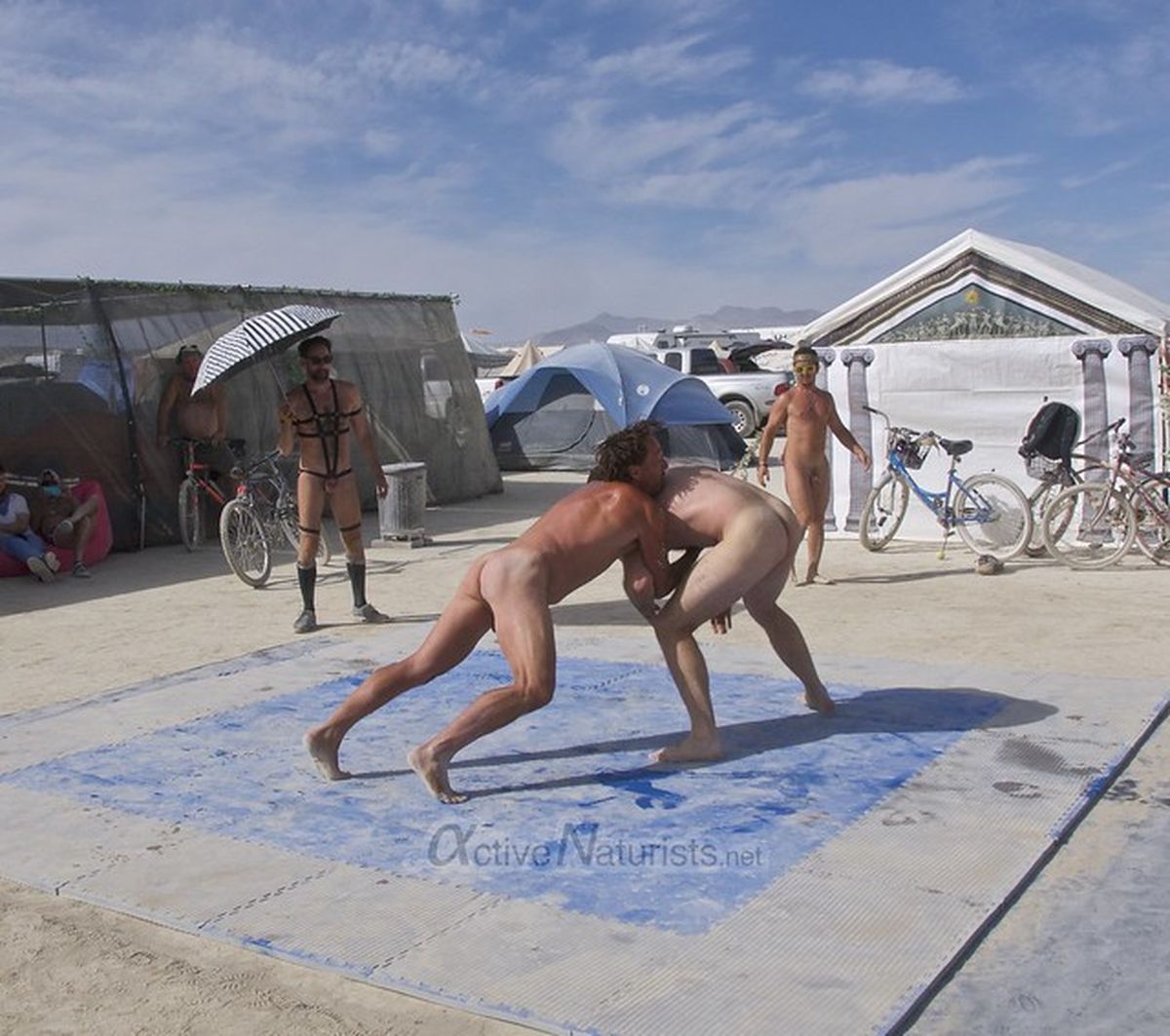 https://www.nudismlife.com/galleries/public_nudity/burning_man/active_naturists/active_naturists_060.jpg