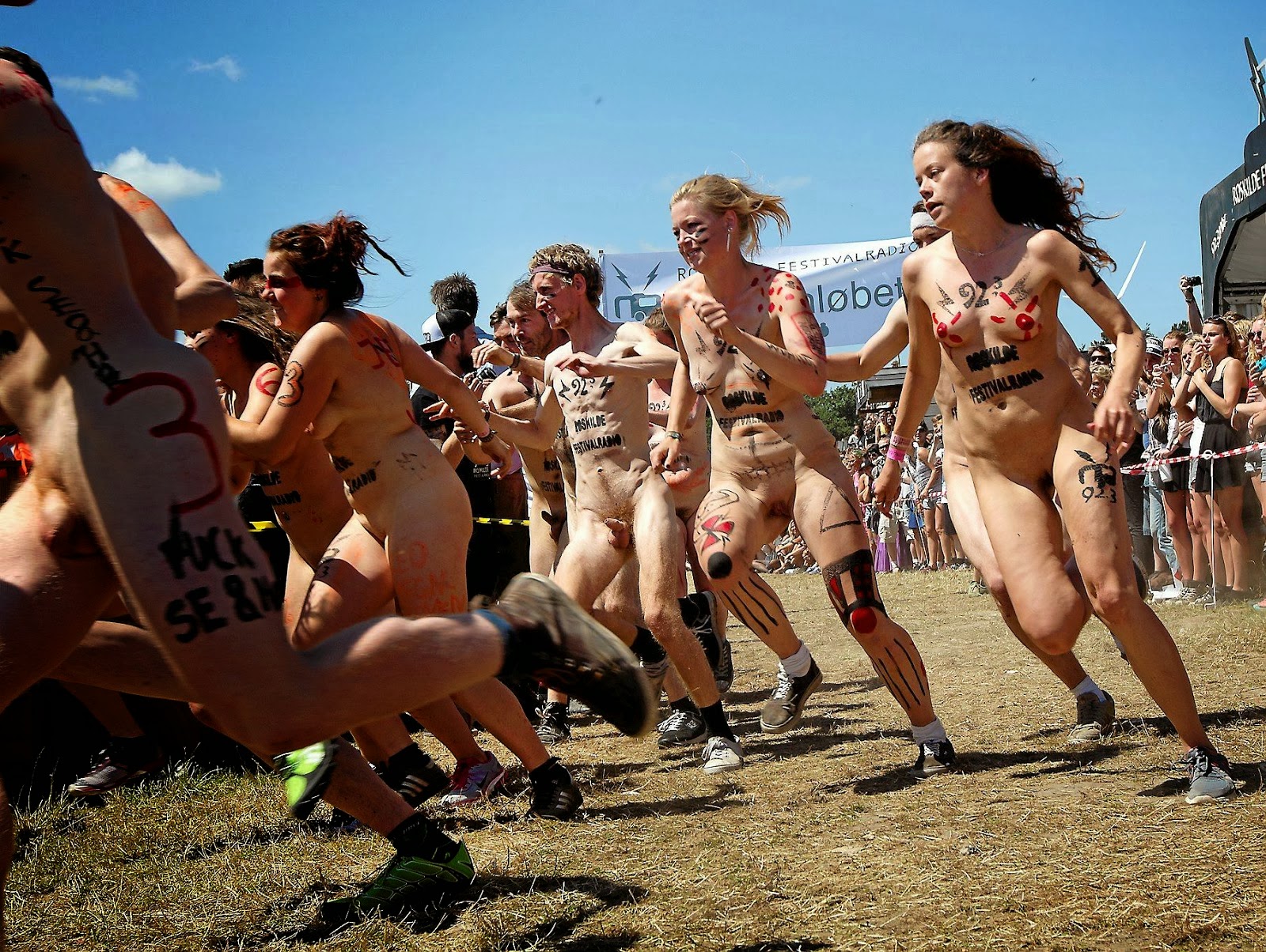 https://www.nudismlife.com/galleries/public_nudity/roskilde_naked_race/2013_roskilde_naked_run/2013_roskilde_naked_runners_006.jpg