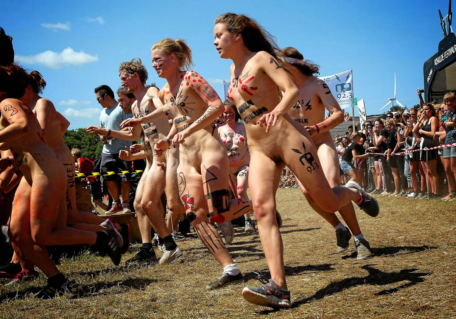 https://www.nudismlife.com/galleries/public_nudity/roskilde_naked_race/2013_roskilde_naked_run/2013_roskilde_naked_runners_009.jpg
