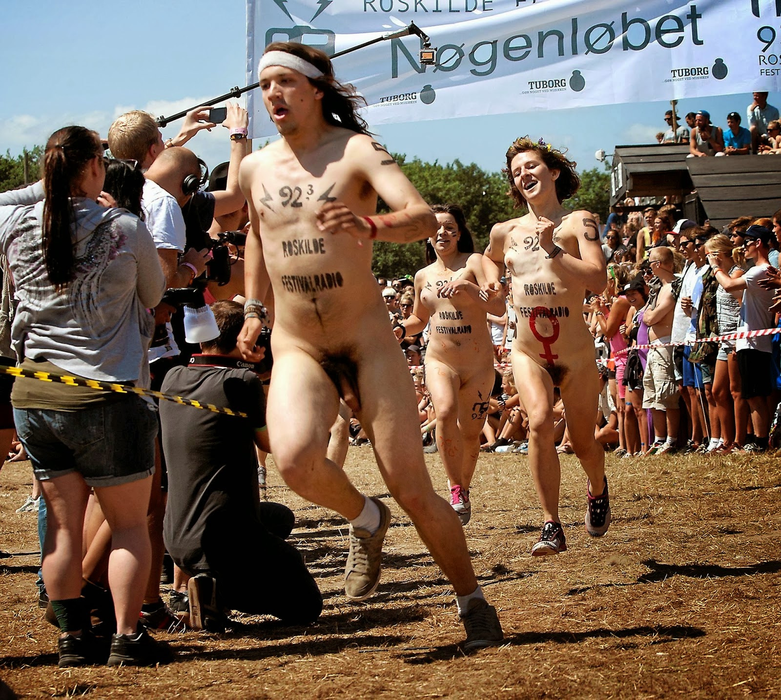 https://www.nudismlife.com/galleries/public_nudity/roskilde_naked_race/2013_roskilde_naked_run/2013_roskilde_naked_runners_017.jpg