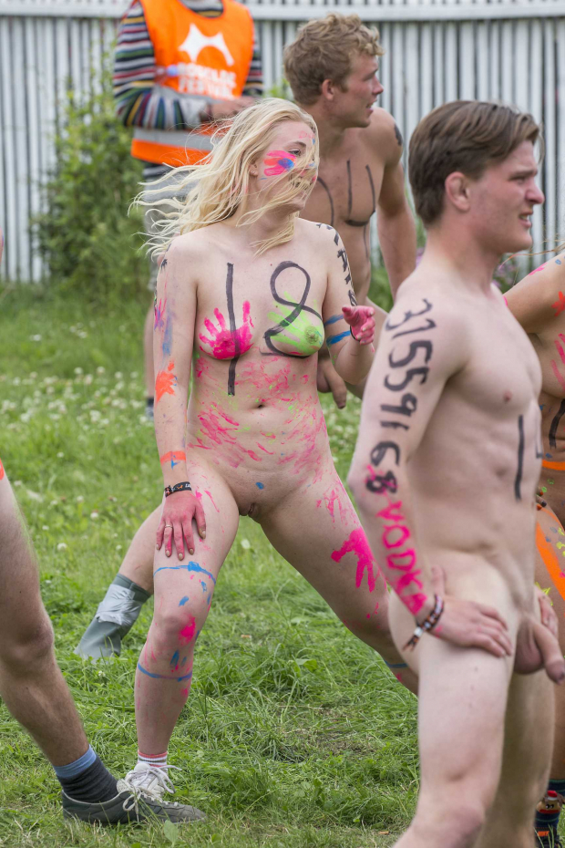 https://www.nudismlife.com/galleries/public_nudity/roskilde_naked_race/2017_roskilde_naked_run/201706_Roskilde_010.jpg