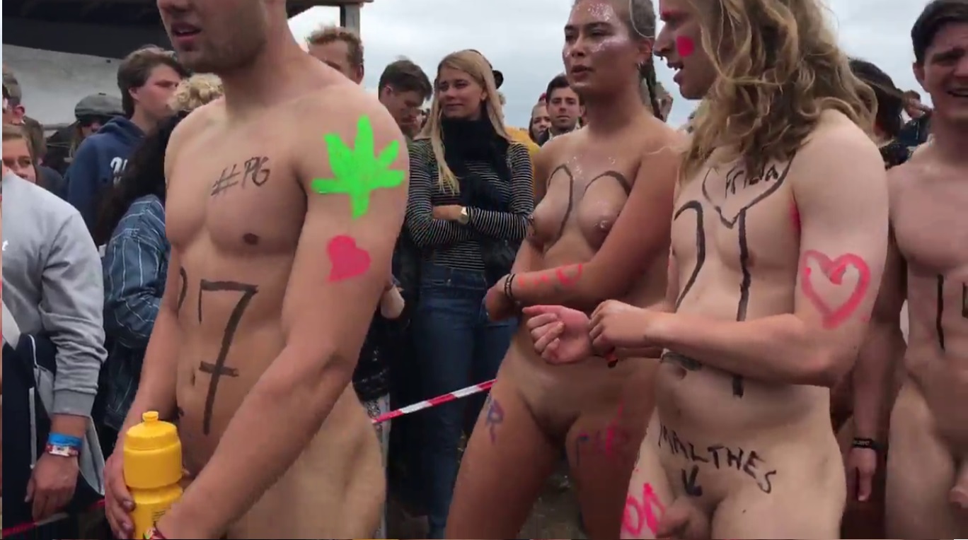 https://www.nudismlife.com/galleries/public_nudity/roskilde_naked_race/2017_roskilde_naked_run/201706_Roskilde_024.jpg
