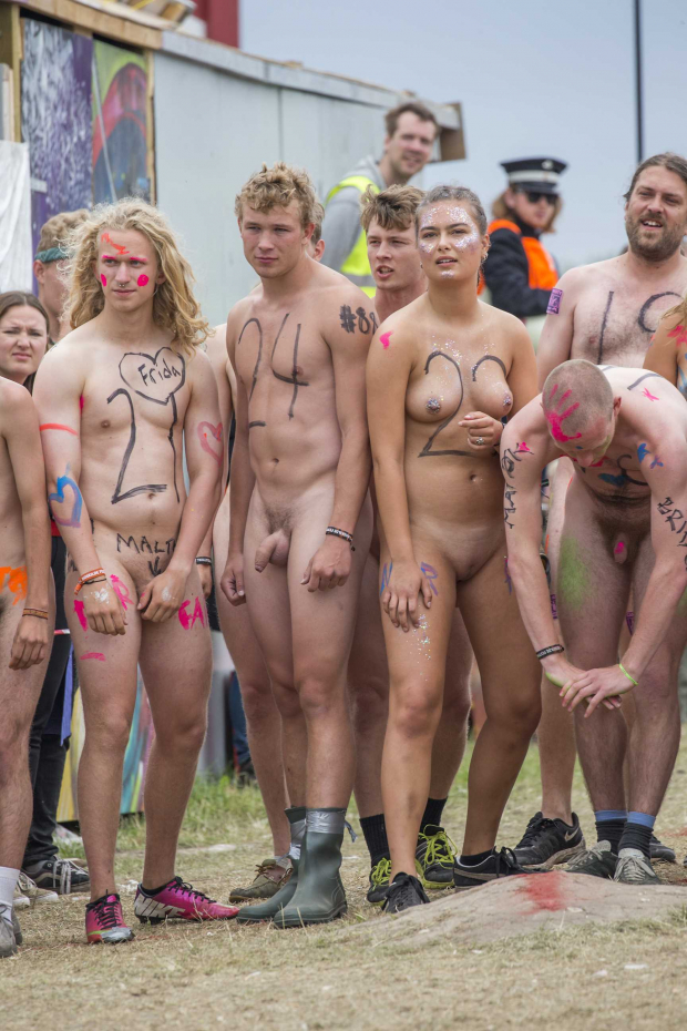 https://www.nudismlife.com/galleries/public_nudity/roskilde_naked_race/2017_roskilde_naked_run/201706_Roskilde_036.jpg