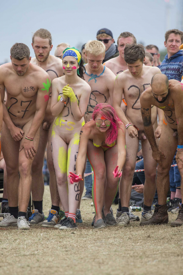 https://www.nudismlife.com/galleries/public_nudity/roskilde_naked_race/2017_roskilde_naked_run/201706_Roskilde_038.jpg