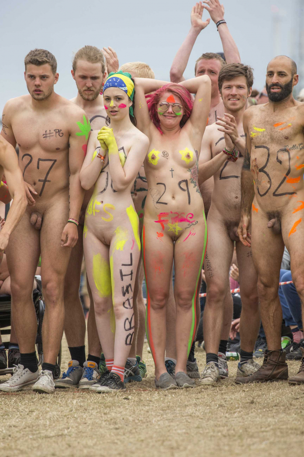 https://www.nudismlife.com/galleries/public_nudity/roskilde_naked_race/2017_roskilde_naked_run/201706_Roskilde_041.jpg