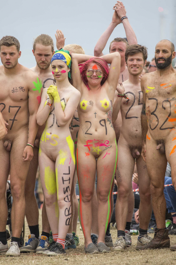 https://www.nudismlife.com/galleries/public_nudity/roskilde_naked_race/2017_roskilde_naked_run/201706_Roskilde_042.jpg