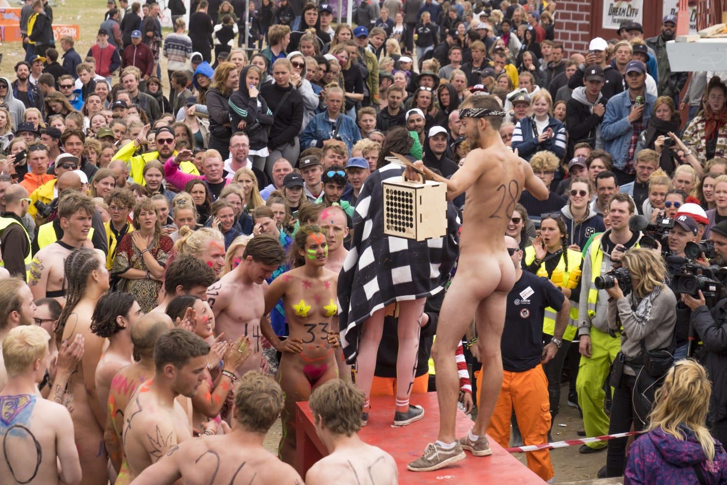 https://www.nudismlife.com/galleries/public_nudity/roskilde_naked_race/2017_roskilde_naked_run/201706_Roskilde_080.jpg