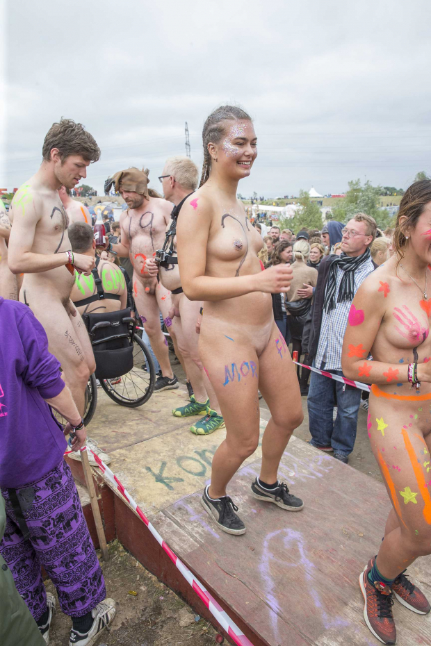 https://www.nudismlife.com/galleries/public_nudity/roskilde_naked_race/2017_roskilde_naked_run/201706_Roskilde_088.jpg